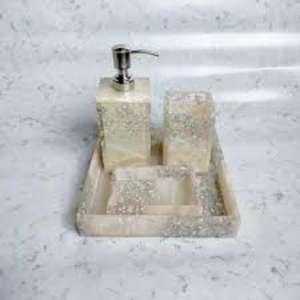 Ensemble de salle de bain en résine rustique conçu pour les maisons de style ferme et apportant de la chaleur à votre espace - Product Image 1