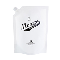 Pochette d'emballage souple avec bec verseur pour shampoing, 1500 ml (1,5 L), en PET noir/nylon/PE blanc, finition mate vernie, scellage robuste et refermable, 130 microns