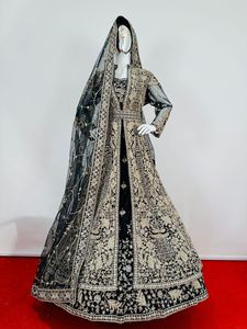 Exquisito terciopelo Lehenga con intrincados Jarkan Stonework Bridal Shrugs Eleve sus diseños lujosos de estilo indio pakistaní - Product Image 2