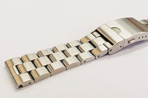 สายนาฬิกาข้อมือสแตนเลสพร้อมหัวเข็มขัดนิรภัยแบบดันสองตัวสำหรับนาฬิกาส่วนใหญ่ - Product Image 2