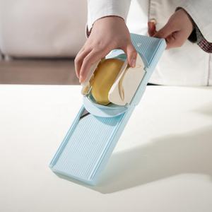 <span class=keywords><strong>Mandoline</strong></span> à légumes brevetée 2-en-1 avec protection pour les mains, pour une découpe rapide en julienne et en copeaux - Product Image 4