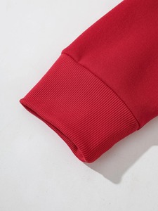 เสื้อฮู้ดผู้ชายสีแดงล้วน สไตล์สปอร์ต สำหรับฤดูใบไม้ร่วงและฤดูหนาว อุ่นสบาย ระบายอากาศได้ดี แห้งเร็ว เหมาะสำหรับใส่เป็นเสื้อตัวในหรือใส่ลำลอง สตรีทแวร์ ผลิตจากผ้าฝ้าย 100% - Product Image 3