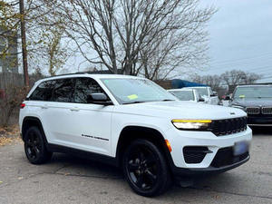 Cherokee Altitude 2024 Usado, Blanco Limpio, 4x4, Volante a la Derecha, Asientos de Cuero Oscuros con Calefacción, Transmisión Automática, Llantas de Aleación R17, Techo Panorámico - Product Image 5