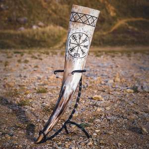 Corne à boire viking gravée sur mesure, sculptée à la main, style animal unique, tasse en corne pour la décoration de la maison - Product Image 1