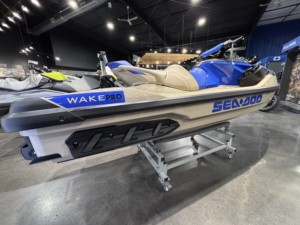 Jet ski Sea-Doo 1400 cm³ 4 cylindres 4 temps 2 places en fibre de verre 300 CV+ bleu beige noir - Product Image 6