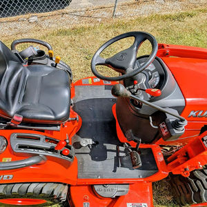 Pour tracteur à roues Kubota BX2360, fabrication Massey-Ferguson, pour utilisation agricole avec composants principaux : moteur, pompe à engrenages, boîte de vitesses - Product Image 1