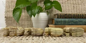 Statues de chiens en pierre d'onyx sculptées à la main, figurine figurative de chien en marbre onyx - Product Image 5