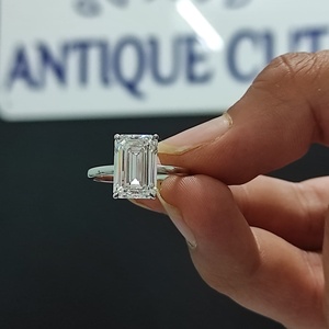 Bague de fiançailles solitaire en diamant taille émeraude certifié IGI 5,50 carats avec monture en platine, couleur D-E-F, clarté VVS-VS - Product Image 1