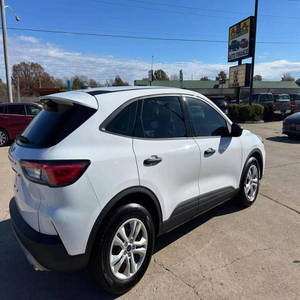 Ford Escape 2022 en parfait état - Product Image 3