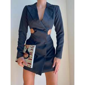 Robe courte décontractée avec détail latéral - Product Image 1