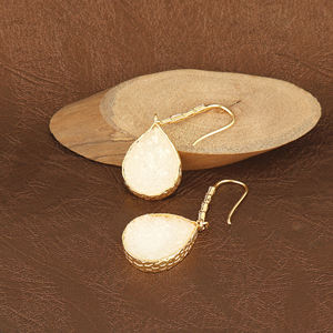 Bijoux en pierre naturelle, cristal d'agate blanche sucrée, boucles d'oreilles pendantes, plaqué or 18 carats, bijoux statement, petit accent en CZ, boucles d'oreilles à crochet - Product Image 5