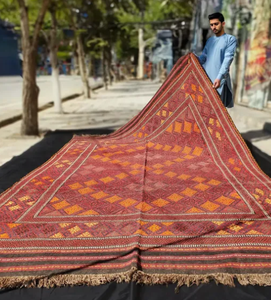 Alfombra Kilim Tejida a Mano, Color Rojo Intenso y Dorado, Diseño Geométrico de Diamantes, Tejido Plano de Lana - Product Image 1