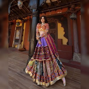 Última Colección de Ropa Étnica India, Lehenga Choli de Fiesta Reversible Moderno con Bordado de Espejo en Seda Gruesa, al Mejor Precio del Mercado - Product Image 1