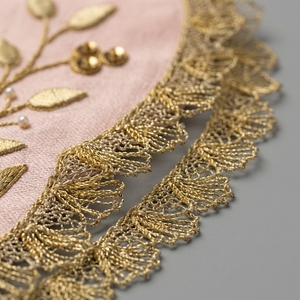 Cuello de Uniforme Real Bordado a Mano con Hilo Metálico Dorado, Color Rosa, de Primera Calidad, con Flecos - Product Image 4
