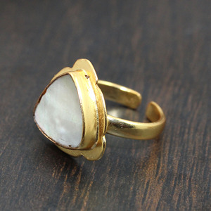 Anillo de diseño antiguo con nácar natural, piedra preciosa, forma de trillón, anillo ajustable chapado en oro de 24 quilates para joyería de mujer - Product Image 1