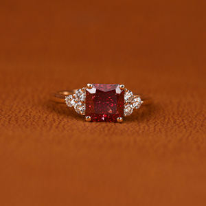 Anillo de compromiso lujoso clásico de diamante cultivado en laboratorio de corte radiante Rosa Chapado en plata de ley a la moda anillo de diseño personalizado - Product Image 2