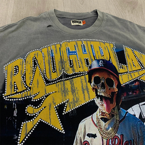 Camiseta de manga corta gris para hombre ROUGHPLAY con estampado de esqueleto de béisbol y diseño de cara sonriente en la espalda, estilo urbano, corte regular - Product Image 5