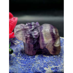 Sculpture d'éléphant en fluorite violette - Équilibrage des énergies dans l'art et la guérison - Sculpture animale - Product Image 4