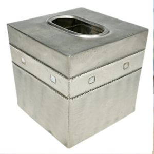 Elegante caja de pañuelos rectangular negra con tapa dorada y detalles laterales acanalados, disponible a precios de mayoreo. - Product Image 5