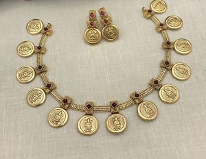 Collier pièce de monnaie en or antique avec boucles d'oreilles Lakshmi Kasu collier de mariée ensemble classique bijoux Grand Temple ensemble en or ensemble de mariage - Product Image 2
