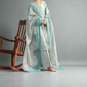 Costume décontracté pour femme prêt à porter avec haut à manches longues et pantalon droit doux idéal pour les achats au bureau et les vacances - Product Image 4