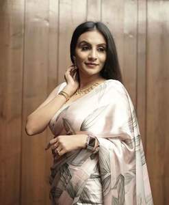 La última colección de Sari de seda satinada étnica del diseñador de Bollywood, trabajo de impresión digital, sari nupcial de moda de Indian Boutique BD - Product Image 2