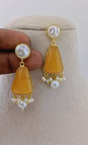 Elegance Blush Pearl Juego de pendientes con Perla sintética y esmalte Heavy Brass Metal Casting Producto a granel Diseño personalizado - Product Image 2