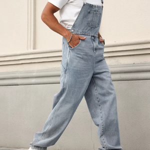 กางเกงยีนส์เดนิมผู้ชายทรงหลวมแบบมีสายเอี๊ยม ดีไซน์ทรงกระบอกแนวตั้ง สไตล์ลำลอง สีน้ำเงิน คุณภาพสูง พร้อมปักโลโก้ตามสั่ง - Product Image 1