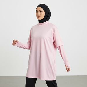 T-shirt de sport confortable et respirant pour femmes musulmanes, séchage rapide, UPF50+, épaules tombantes, manches intérieures avec trous pour les pouces, idéal pour le sport - Product Image 1