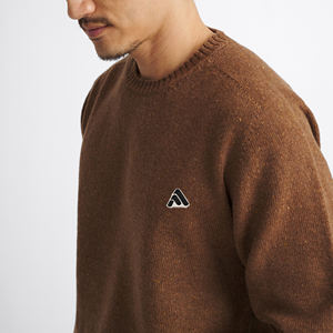 เสื้อสเวตเตอร์คอวีผู้ชายผ้าฝ้าย 100% สำหรับฤดูหนาว ผลิตตามแบบ OEM พร้อมโลโก้ด้านหน้า ระบายอากาศได้ดี ผลิตโดยผู้ผลิตเสื้อถัก - Product Image 3