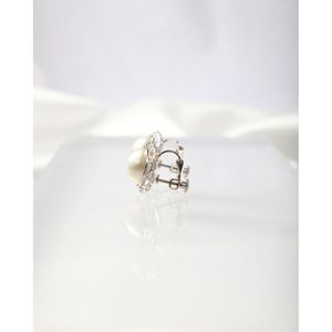 Boucles d'oreilles clips géométriques blanches en nacre pour mariage - Design tendance - Product Image 6