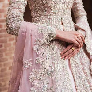 เครื่องแต่งกายแบบดั้งเดิมของผู้หญิง lehenga choli ปักด้วยมือแบบแฟนซี - Product Image 1