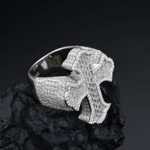 Anillo de Hip Hop Personalizado con Baño de Rodio y Plata, Diseño de Cruz con Diamantes Baguette, para Bodas, Fiestas y Aniversarios - Product Image 3