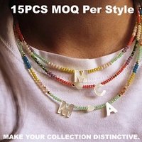 Collier ras du cou ajustable en perles fines multicolores avec lettre en nacre, bijou fantaisie en perles de rocaille pour femme, idéal comme cadeau