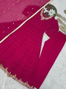 Compre Ahora: Conjunto de Saree Tradicional + Blusa con un Look Sencillo y Elegante para Fiestas de Cumpleaños, Disponible en Plataformas Étnicas Online, con un Diseño Atemporal - Product Image 4