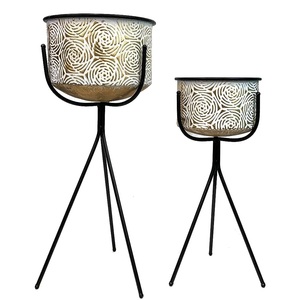 Jardinière en métal avec support Design unique Jardinière de fleurs ronde plaquée cuivre à la main sur support en métal pour jardin nouveauté disponible - Product Image 4