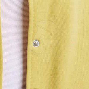 Veste Letterman pour femmes de couleur et de taille personnalisées avec un matériau durable offrant le meilleur confort de style et un look intemporel - Product Image 4