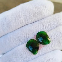 Paire de pierres précieuses d'émeraude naturelle biologique, taillées ovales, vertes, de forme fantaisie, à facettes, avec jeu de couleurs et effet de feu, pour la fabrication de bijoux (traitement par cirage/huile)