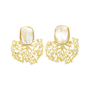 Boucles d'oreilles clous ethniques plaquées or pour femmes, avec perles d'huîtres d'eau douce, en laiton, motif feuille longue, pour occasions spéciales et anniversaires - Product Image 1