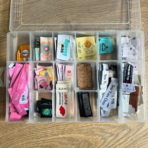 Etiquetas tejidas de poliéster de alta densidad personalizadas al por mayor para prendas de vestir zapatos bolsos tipo pliegue final para logotipo propio - Product Image 1