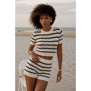 Conjunto de Dos Piezas de Blusa con Rayas y Detalles Calados - Negro - Blanco - Negro - Blanco - Product Image 1