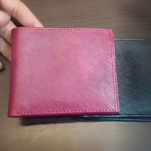 Portefeuille en cuir de qualité supérieure pour hommes et femmes, design compact et fin avec plusieurs emplacements pour cartes, fenêtre d'identification et compartiment pour argent, rouge - Product Image 1