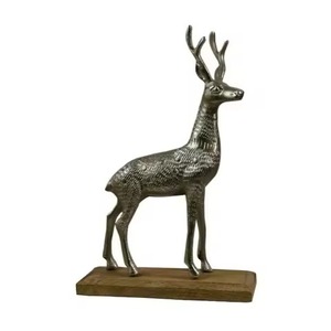 Pièce d'art de traîneau de table en métal Regal pour la table de fête de Noël et la décoration de la maison saisonnière - Product Image 1