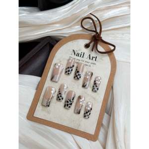 Savanna Muse Press-On Nail Art Premium pour femmes soucieuses de la mode - Product Image 1