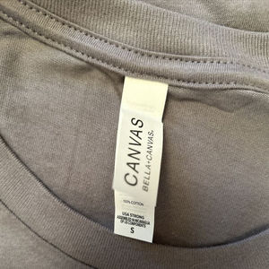 Camiseta gris claro informal ajustada Camiseta gris básica Camiseta de manga corta Bella & Canvas para hombre Cuello redondo Gris - Product Image 1