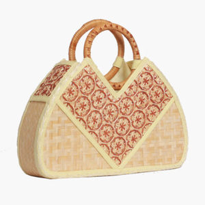 Un sac à main fabriqué à partir d'une combinaison de jonc de mer et de bambou. - Product Image 3