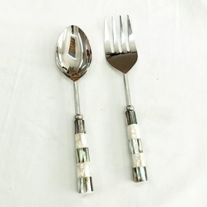 Cuillère de service de bar à salade en or poli miroir, serveurs à salade décoratifs en métal avec manche de serpillière blanche ensemble de service de salade - Product Image 1