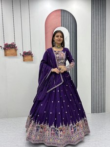 Lehenga choli เลเฮนกาซิลค์แท้สีม่วงแบบดั้งเดิมพร้อมงานปักและเลื่อมสำหรับงาน Navratri และชุดตามเทศกาล - Product Image 3