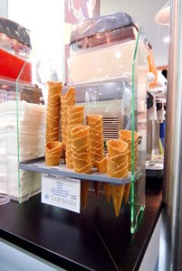 ชั้นวางไอศกรีมเหล็กทรงกรวยสีเงินพร้อมขัดเงาเหมาะสำหรับงานจัดแสดงสินค้าและงานแต่งงานที่มีสไตล์ - Product Image 6