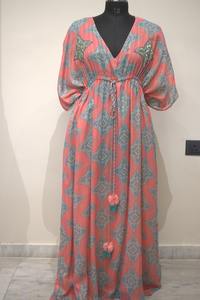 ชุดเดรสคาฟทานสีชมพูหรูหราสำหรับผู้ใหญ่ชุดเดรสยาวถึงพื้นทรงตรงปักเลื่อมคอวีประดับด้วยลูกปัดเพชรธรรมชาติ - Product Image 4